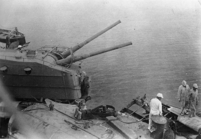 Trong lúc chiến đấu chống phát xít Đức tấn công, các thủy thủ đã chặn được nước tràn vào một số khoang của con tàu. Các thủy thủ từ các tàu khác cũng đã đến để hỗ trợ. Phần thân vỏ của thiết giáp hạm chìm xuống đáy, nhưng độ sâu không lớn và nó cũng không chìm hẳn. Không lâu sau đó, công tác khôi phục và sửa chữa con tàu đã sớm được bắt đầu.