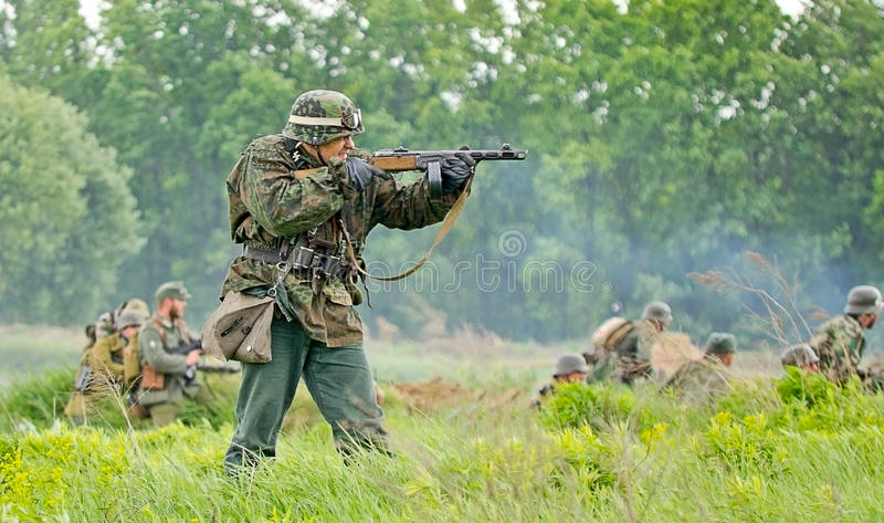 Chỉ biết rằng, trưởng xe Tiger II đó đã bắn bốn loạt đạn về phía Maurice Rose. Rose trúng tổng cộng 14 viên đạn, loạt đạn thứ nhất bắn trúng chiếc mũ sắt và bật nó ra khỏi đầu ông và loạt thứ ba đã cướp đi sinh mạng của Rose ở ngay phần trán. Nhóm xe tăng Đức sau đó nhanh chóng rút lui mà không hề hay biết rằng họ vừa bắn chỉ huy trưởng của Sư đoàn Thiết giáp số 3 Mỹ.