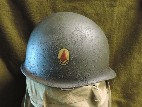 Bên phải chiếc mũ sắt được dán biểu tượng "Spearhead" (hình mũi giáo, ám chỉ mũi nhọn xung kích) - biệt danh của Sư đoàn Thiết giáp số 3 và bên trái mũ được dán phù hiệu của sư đoàn.