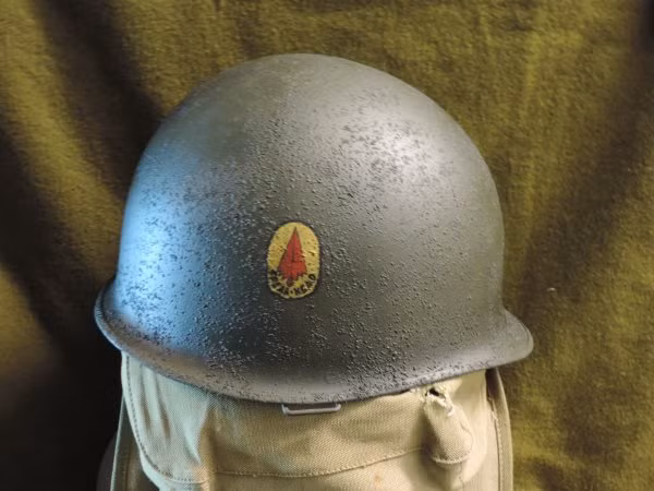 Bên phải chiếc mũ sắt được dán biểu tượng "Spearhead" (hình mũi giáo, ám chỉ mũi nhọn xung kích) - biệt danh của Sư đoàn Thiết giáp số 3 và bên trái mũ được dán phù hiệu của sư đoàn.