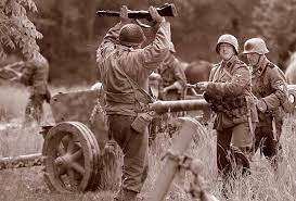 Shaunce và Thiếu tá Robert Bellinger (phụ tá của Rose) từ từ rút khẩu súng khỏi bao đựng ở bên sườn và đặt xuống đất. Bản thân Maurice Rose thì lại kẹp bao súng lục ở bên eo, nên không rõ lúc đó ông hạ tay xuống để rút súng ra bắn trả, hay để đầu hàng như hai người còn lại.