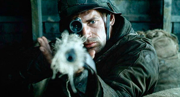 Thường phải sơn vạch này ở sau mũ để giúp binh lính theo sau nhận biết được ai là sĩ quan để bám theo và giúp các sĩ quan không phải diễn các động tác mà sĩ quan hay làm để tránh bị bắn tỉa Đức phát hiện.