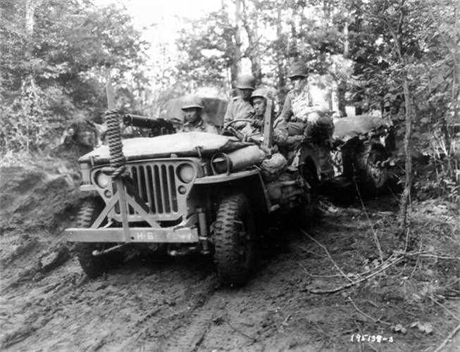 Theo báo cáo điều tra của Lục quân Mỹ, trong buổi chiều tối định mệnh đó, Maurice Rose đang cùng ban tham mưu của ông đi vào thành phố Paderborn để gặp Trung đoàn Thiết giáp 33 của Trung tá John Welborn.