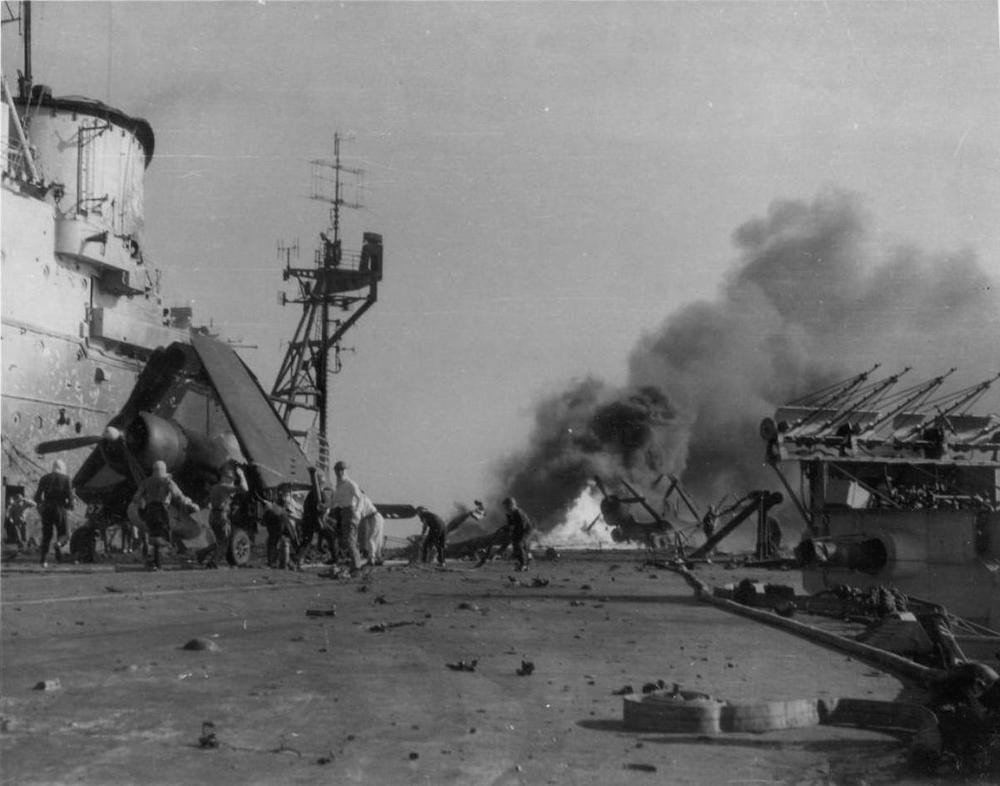 Phòng máy còn khá nguyên vẹn, trục giữa bị dừng lại khiến tàu tụt tốc độ xuống còn 30km/h (tốc độ tối đa chỉ với 2 nồi hơi mạn trái) và sau đó được khôi phục lên 45km/h với nửa dòng hơi nước được chia ra từ nồi hơi giữa, động tác giảm tốc này để tránh gió thổi lửa ra ngoài.