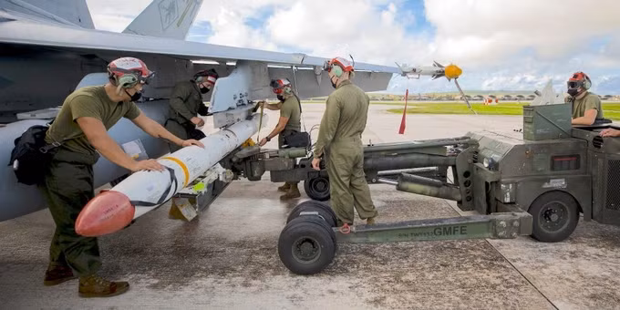 Bộ trưởng Bộ Quốc phòng Mỹ cho biết trong các gói viện trợ cho Ukraine, họ đã cung cấp một số tên lửa chống bức xạ, có thể trang bị cho các máy bay Ukraine. Tuy nhiên các máy bay thời Liên Xô của Ukraine không có cấu trúc máy tính phù hợp để chấp nhận vũ khí tiêu chuẩn của NATO.