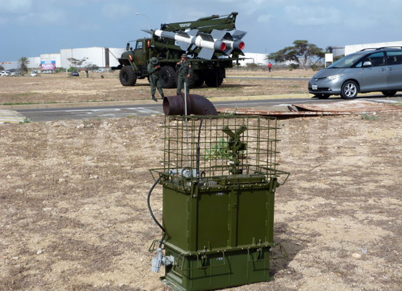 Hệ thống GAZETCHIK-E của Nga được chế tạo với hệ thống cảnh báo chống lại tên lửa đang tìm đến. Khi hệ thống phát hiện tên lửa chống bức xạ, nó sẽ tự động tắt radar và phóng sóng điện từ thông qua máy phát sóng và máy phát sóng nhỏ được đặt xa radar, với tần số phù hợp được phát ra bắt chước tín hiệu phát ra của một chiếc radar thật khiến AGM-88 bị mắc bẫy và cuối cùng nó đánh trúng vào mục tiêu giả có giá trị thấp.