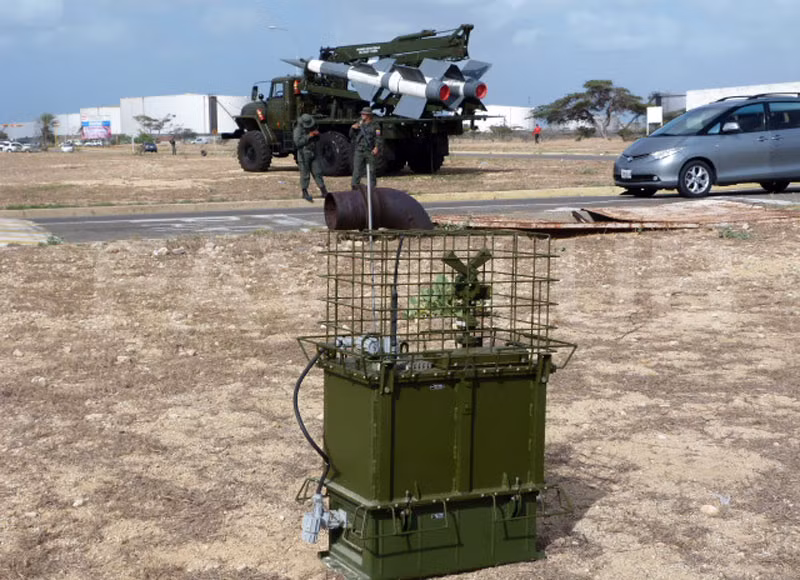 Hệ thống GAZETCHIK-E của Nga được chế tạo với hệ thống cảnh báo chống lại tên lửa đang tìm đến. Khi hệ thống phát hiện tên lửa chống bức xạ, nó sẽ tự động tắt radar và phóng sóng điện từ thông qua máy phát sóng và máy phát sóng nhỏ được đặt xa radar, với tần số phù hợp được phát ra bắt chước tín hiệu phát ra của một chiếc radar thật khiến AGM-88 bị mắc bẫy và cuối cùng nó đánh trúng vào mục tiêu giả có giá trị thấp.