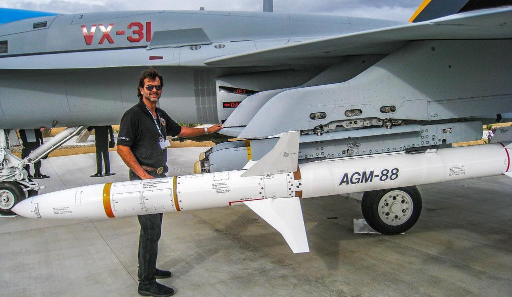 AGM-88 Harm (Tên lửa chống bức xạ tốc độ cao) là một tên lửa chống bức xạ chiến thuật, không đối đất, được thiết kế để sử dụng các đường truyền điện tử đến từ hệ thống radar đất đối không. AGM-88 có thể phát hiện, tấn công và phá hủy một ăng-ten hoặc máy phát radar của đối phương.