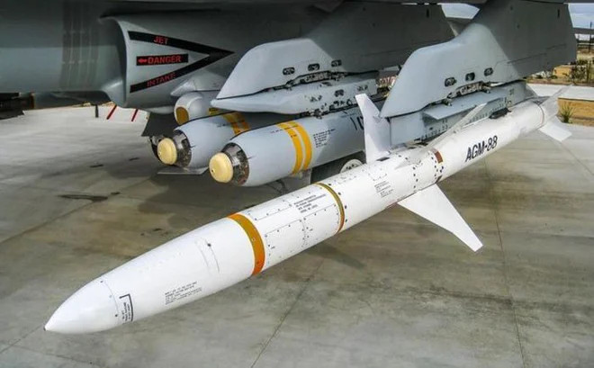 Ngày nay, AGM-88 đã được thiết kế thêm một bộ nhớ riêng vì vậy dù đối phương có tắt radar, nó vẫn đánh trúng mục tiêu như thường. Do vậy, một trong những phương tiện bảo vệ chống lại AGM-88 là việc sử dụng hệ thống bẫy mô phỏng công việc của radar.