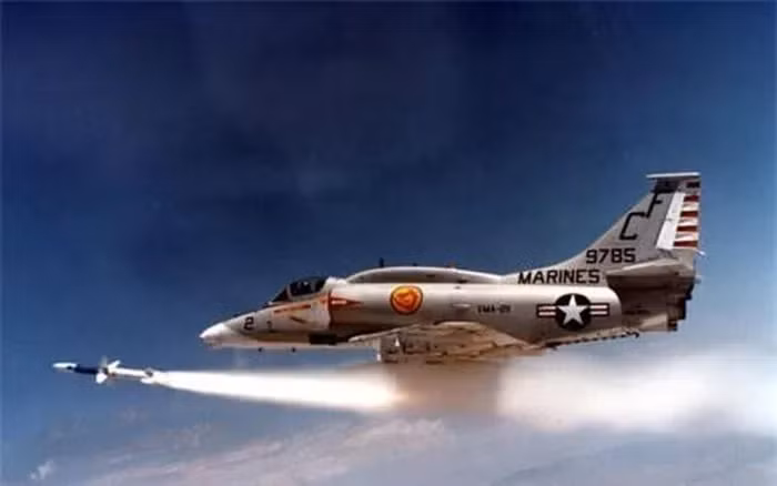 Những tên lửa diệt radar dạng này như AGM-45 Shrike được quân đội Mỹ sử dụng lần đầu trong cuộc chiến tranh tại Việt Nam và cách hữu hiệu nhất mà bộ đội Việt Nam chống lại chúng là tắt bật nhiều radar ở nhiều vị trí khác nhau liên tục, khiến tên lửa chống bức xạ bị "loạn" mục tiêu.