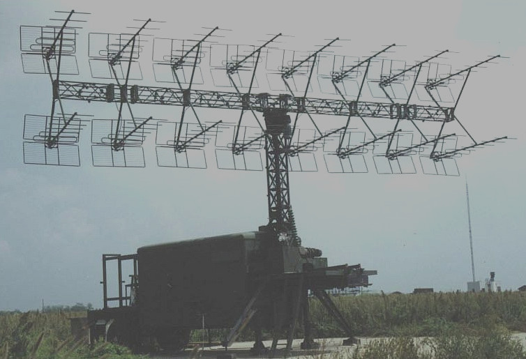 Hệ thống gửi sóng qua các thiết bị phụ có thể thay thế được đặt ở khoảng cách của đơn vị điều khiển cơ bản, tức là toàn bộ hệ thống sẽ được an toàn trước các loại tên lửa như AGM-88.