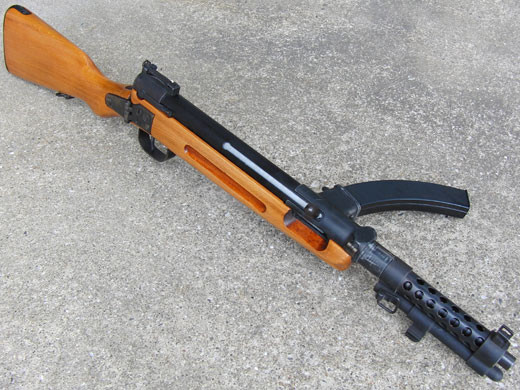 Type 100 hay tên đầy đủ theo tiếng Nhật Bản là “Hyaku-shiki kikan-tanjū”, tạm dịch là súng máy Kiểu 100, đây là khẩu súng máy được quân đội Nhật Bản thiết kế và chế tạo trong Thế chiến 2 với số lượng khá hạn chế so với các dòng súng máy khác cùng thời, chỉ khoảng 30 ngàn khẩu.