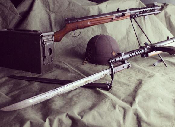 Có 2 phiên bản chính là Type 100/40 với một thanh gắn lê dưới nòng, có gắn chân súng, có tốc bắn khoảng 400 đến 450 phát/phút, được sản xuất từ năm 1938 với tên là mẫu súng máy thử nghiệm số 3 và Type 100/44 sản xuất năm 1944 với lê gắn trực tiếp vào nòng, tốc bắn lên đến 800 phát một phút và chất lượng kém hơn rất nhiều so với bản sản xuất năm 1938.