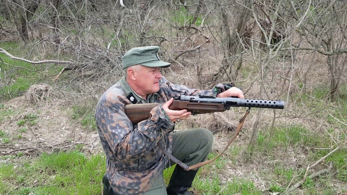 Type 100 được làm dựa trên thiết kế của khẩu súng MP28 nhập từ Châu Âu nhưng sử dụng đạn 8x22mm Nambu, một loại đạn được đánh giá là khá yếu và súng có thể lắp được một cái lê dài bằng cả thân súng đến nòng súng.