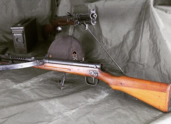 Và đặc biệt đối với phiên bản sản xuất năm 1943 hay còn được gọi là Type 100/44, mọi thứ còn tệ hơn khi vào giai đoạn này Nhật thiếu tài nguyên một cách trầm trọng khiến chất lượng cây súng kém đi đáng kể.