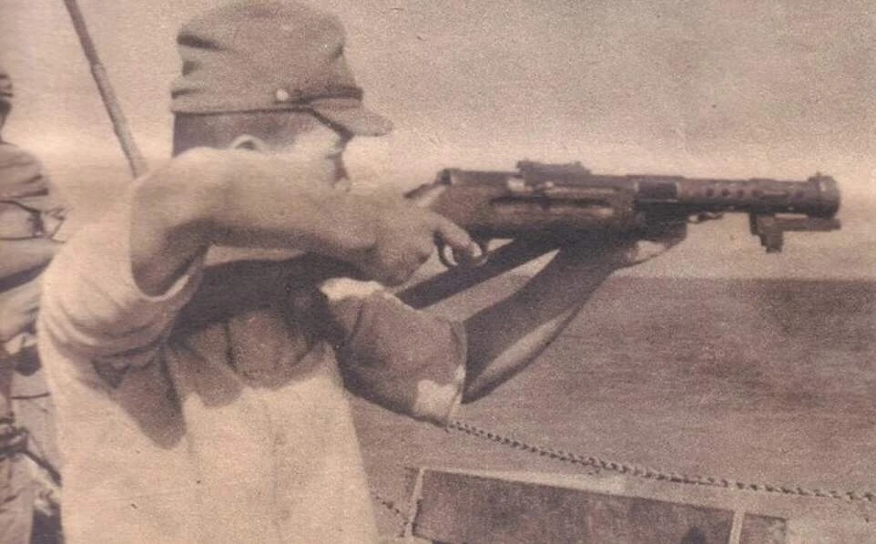 Type 100 được đánh giá là khá đáng tin cậy, bởi lực giật thấp khi bắn và có độ chính xác cho tác chiến tầm gần là khá ổn. Nhưng nếu so sánh với các dòng súng máy mang tính biểu tượng như PPSh-41 của Liên Xô, MP40 của Đức và M1A1 Thompson của Mỹ thì Type 100 bị đánh giá yếu hơn nhiều.