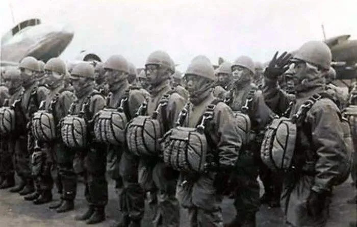 Cuối cùng là phiên bản dành cho lính dù Nhật, hay còn được gọi là Type 100 hải quân, bản này có một điều khá đặc biệt là dùng báng gỗ gập để gọn hơn cho lính dù khi nhảy dù và thả súng xuống đất. Biến thể này không có chân súng.