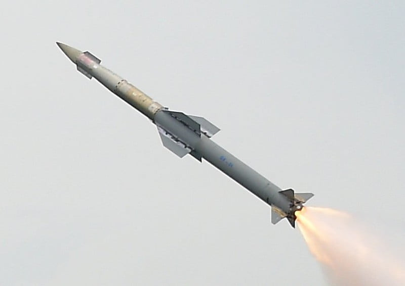 Đáng chú ý, tên lửa K-77M cũng được trang bị radar AESA giống như PL-15 của Trung Quốc, nhưng không giống như AIM-120D của Mỹ, nên khiến nó khó bị gây nhiễu hơn và cung cấp khả năng khóa tốt hơn trước các loại máy bay tàng hình của đối phương.