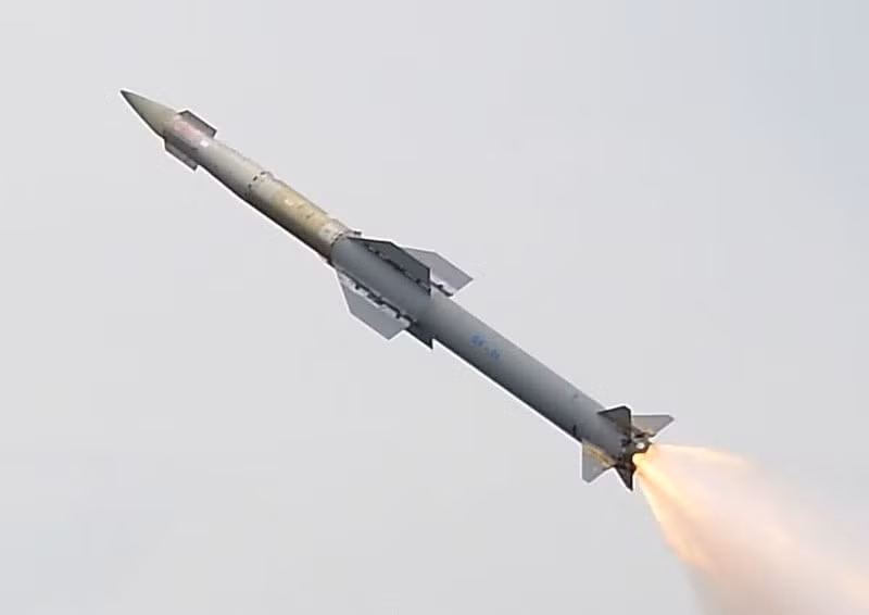 Đáng chú ý, tên lửa K-77M cũng được trang bị radar AESA giống như PL-15 của Trung Quốc, nhưng không giống như AIM-120D của Mỹ, nên khiến nó khó bị gây nhiễu hơn và cung cấp khả năng khóa tốt hơn trước các loại máy bay tàng hình của đối phương.