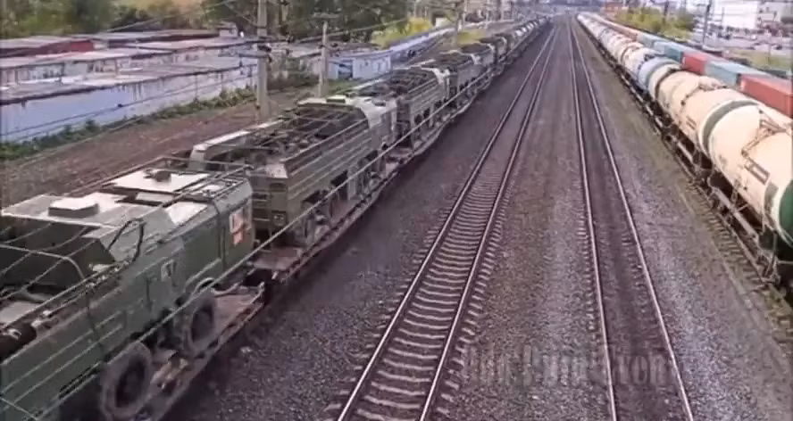 Theo BulgarianMilitary, một đoàn tàu của Nga đang chở ít nhất 17 bệ phóng tên lửa Iskander cũng như các phương tiện vận tải và hậu cần, tất cả đều đang di chuyển theo hướng khu vực Kherson.