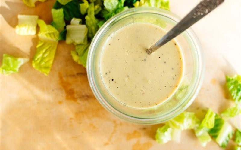 Các loại sốt salad Salad là một món ăn không thể thiếu trong thời kỳ giảm cân của phái đẹp. Nhưng lưu ý đừng thêm các loại sốt vì chúng sẽ làm kế hoạch ăn kiêng của bạn “phá sản”. Dầu ô liu, giấm táo hoặc thậm chí sữa chua ít béo là những loại sốt an toàn cho cân nặng của bạn.