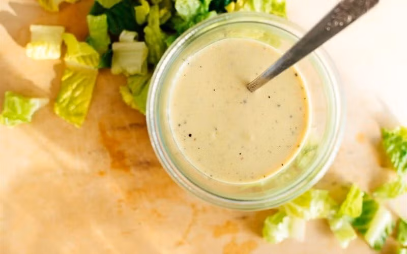 Các loại sốt salad Salad là một món ăn không thể thiếu trong thời kỳ giảm cân của phái đẹp. Nhưng lưu ý đừng thêm các loại sốt vì chúng sẽ làm kế hoạch ăn kiêng của bạn “phá sản”. Dầu ô liu, giấm táo hoặc thậm chí sữa chua ít béo là những loại sốt an toàn cho cân nặng của bạn.