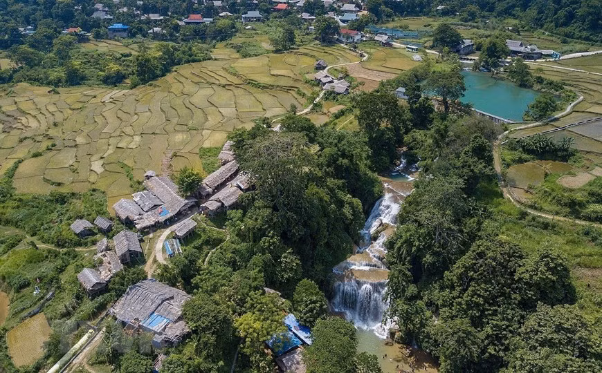 Nằm trên địa bàn xã Tự Do, huyện Lạc Sơn (tỉnh Hòa Bình), Thác Mu là một trong những thác nước còn giữ được vẻ đẹp tự nhiên nguyên sơ. 