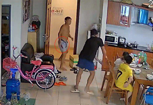 Trieu tap nguoi dan ong cam dao tan cong hang xom o Ha Noi