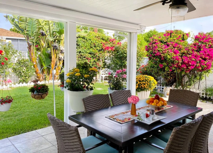 "Chồng tôi bị bệnh, không thể hỗ trợ vợ xây vườn nên mọi thứ đều do tôi tự làm hết, từ chọn cây giống, ươm trồng cho đến lắp ráp, sơn hàng rào, bố trí tiểu cảnh,…”, cô nói. Bên cạnh đó, vốn có năng khiếu trong lĩnh vực thiết kế nên nữ gia chủ tuổi 60 cũng không gặp nhiều khó khăn trong quá trình cải tạo, lên ý tưởng và gây dựng khu vườn.