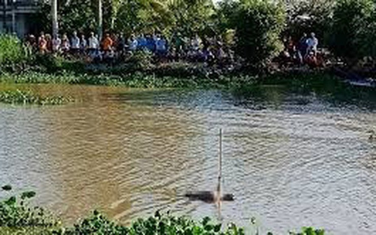 Theo hồ sơ vụ án, ngày 1/5/2008, người đi bắt cáy tại sông Lạch Tray đoạn chảy qua thôn Đại Đức (huyện Kim Thành, Hải Dương) đã vô tình phát hiện một thi thể người đang trôi dạt. Sau khi tiếp nhận thông tin, Công an huyện Kim Thành đã lập một tổ công tác lập tức xuống hiện trường. Khi thi thể kia được với lên bờ, ngay cả các điều tra viên dày dạn kinh nghiệm nhất cũng cảm thấy ớn lạnh. (Ảnh minh họa, nguồn Internet)