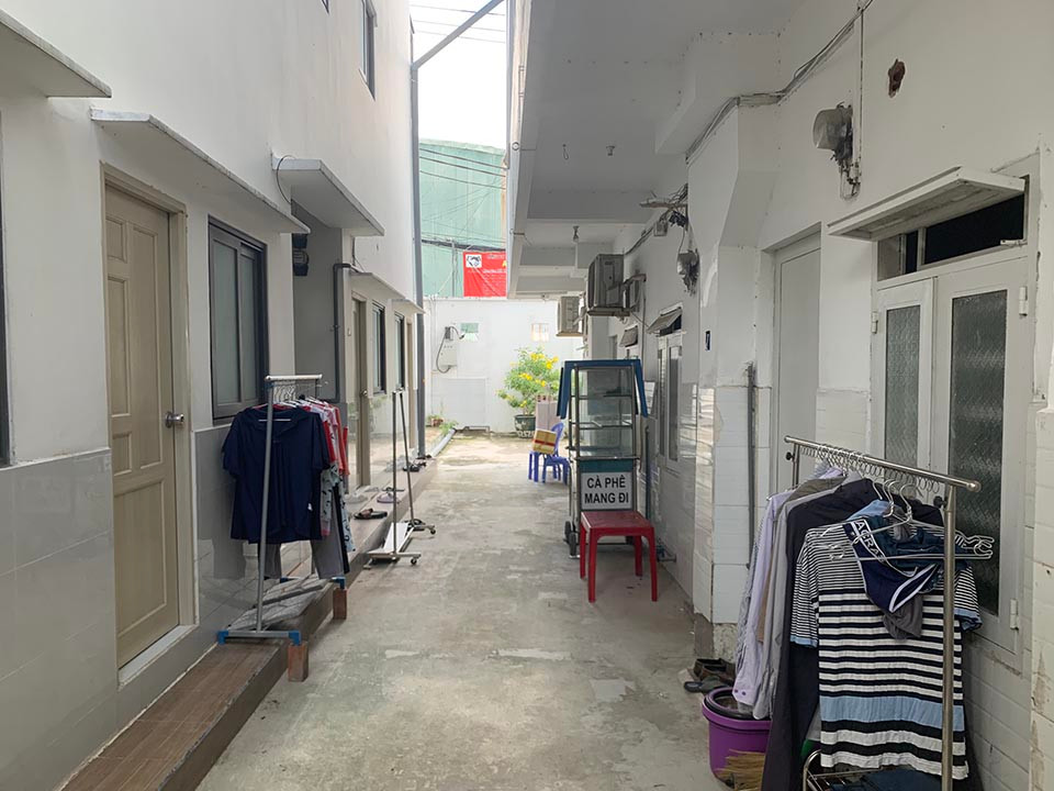 Việc bắt giữ Huy được thực hiện ngay lập tức. Tại cơ quan điều tra, Huy đã cúi đầu nhận tội. Theo nam sinh này, cậu ta và cô nữ sinh ở cùng khu trọ có tình cảm yêu đương. Thời gian gần đây anh T công khai tán tỉnh nữ sinh đó, thậm chí tỏ ra coi thường Huy vì cho rằng "học sinh thì yêu đương gì". Điều này đã hình thành trong tâm lý đối tượng những suy nghĩ bực tức, lệch lạc. Một lần, anh T nói với người bạn tên Tuyền về việc sẽ phải "tán" bằng được nữ sinh kia, thậm chí để gạt "cái gai" thì sẽ gây tai nạn cho Huy. Người bạn này đem chuyện đó kể lại với Huy khiến nam sinh này càng thêm thù hận và có ý định giết anh T. (Ảnh minh họa, nguồn Internet)