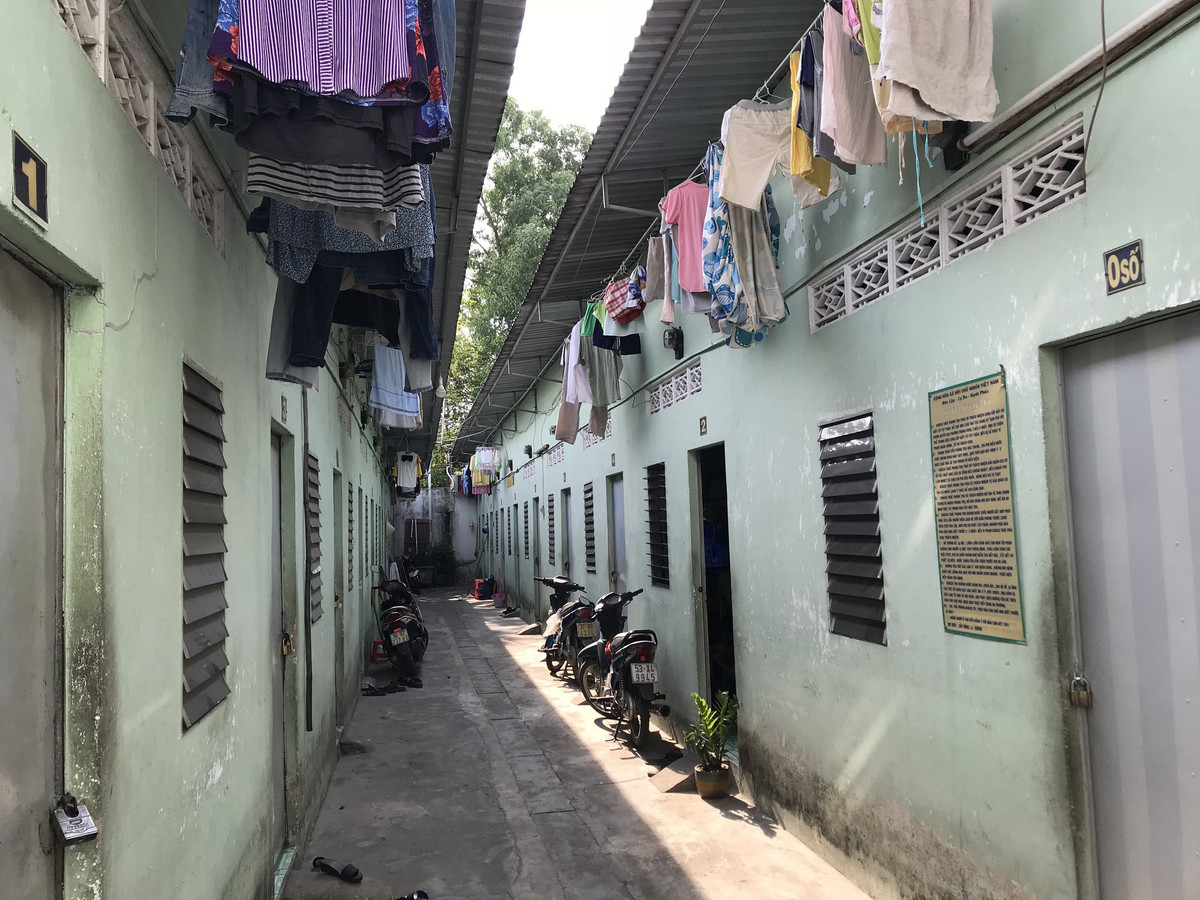 Khi các trinh sát tìm đến khu trọ thì các nữ sinh ở cùng nhau đều đã về quê. Thế nhưng, tại đây, các điều tra viên được biết, nữ sinh này hiện có tình cảm với một học sinh lớp 12 ở cùng khu trọ. Nam sinh nghi vấn được làm rõ là Bùi Văn Huy (SN 1990, trú tại Kim Thành, Hải Dương). Dù Huy đưa ra rất nhiều lý lẽ để khẳng định mình không liên quan đến cái chết của anh T., nhưng bằng linh cảm nghề nghiệp, các điều tra viên nhận định nam sinh này nói dối. Rà soát nguồn gốc con dao thu giữ tại hiện trường, hai cô gái ở trọ cùng khu cho biết đây là con dao mà Huy đã mượn trước đó. (Ảnh minh họa, nguồn Internet)