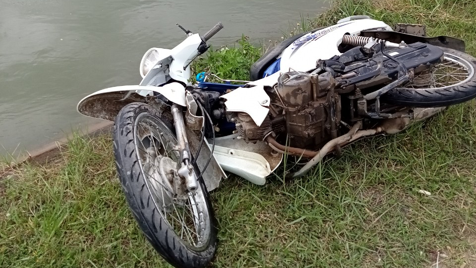 Vào thời điểm này, công an đã phát hiện chiếc xe máy của anh T được bỏ lại nơi hoang vắng, cách hiện trường bờ sông Lạch Tray khoảng 3km. Điều này khiến cơ quan tố tụng đặt ra nghi vấn nghi phạm sát hại anh T có thể xuất phát từ mâu thuẫn tình cảm. Tìm hiểu về cuộc sống cá nhân của anh T, các trinh sát được biết thời gian qua, người thanh niên này có nảy sinh tình cảm với một nữ sinh đang học lớp 12 của trường cấp 3 trên địa bàn huyện Kim Thành. Cô gái ấy hiện đang ở trọ ngay phía sau trường cùng với 2 bạn nữ khác. (Ảnh minh họa, nguồn Internet)