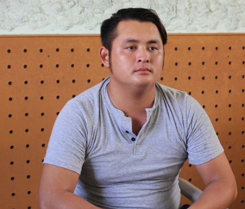 Qua điều tra, Hoài bước đầu khai nhận, đối tượng được sinh trưởng trong một gia đình không hoàn hảo. Cha bỏ đi từ khi Hoài còn nhỏ. Do vậy, Hoài thường xuyên buồn chán và ăn chơi lêu lỏng. Đến năm học lớp 8 thì Hoài bỏ học và làm đủ thứ nghề vặt để kiếm sống. Song với thu nhập hàng ngày cũng không đủ cho Hoài ăn chơi, tiêu xài. 