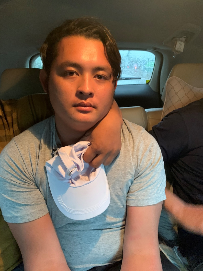 Đến 10h trưa 14/6, trinh sát T. cùng đồng đội đang đeo bám khu vực xung quanh nhà Hoài thì nhận được nguồn tin quý giá: Hoài sẽ có mặt trên địa bàn huyện Bình Chánh để tổ chức sinh nhật kín với một nhóm bạn vào chiều tối cùng ngày. Từ đây, trinh sát tổ chức lần tìm nhiều địa điểm quán ăn trên địa bàn mà có khả năng đối tượng sẽ tới. Đến 17h cùng ngày, Hoài xuất hiện tại một địa điểm cách nhà mình không xa thì bị các trinh sát ập vào bắt giữ. Lúc này, Hoài ráo hoảnh la hét rằng, các anh đã bắt nhầm người. 