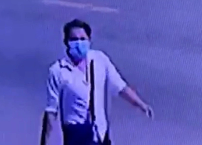 Hàng chục trinh sát, điều tra viên ngày đêm điều tra, xác minh các mối quan hệ của nạn nhân, khoanh vùng các đối tượng có nhiều tiền án, tiền sự về hành vi giết người, cướp tài sản và hiếp dâm để lần tìm thủ phạm gây án. Trích xuất camera an ninh khu vực xung quanh hiện trường vụ án phát hiện một nam thanh niên trong độ tuổi 20-25, cao khoảng 1,65m, dáng người to đậm, bịt khẩu trang kín đã vào nhà chị N. tối hôm đó.