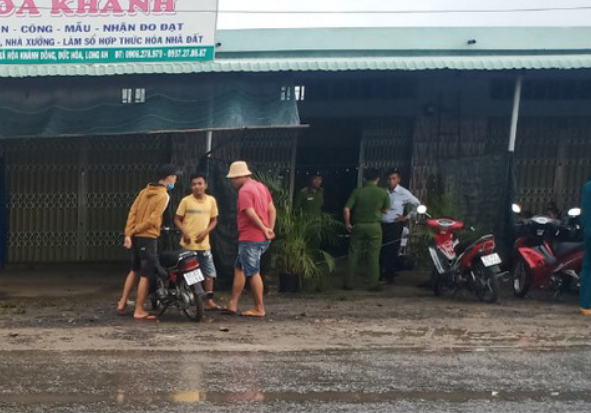 Nghi có chuyện chẳng lành, chị T. đã kêu mọi người dân xung quanh đến hỗ trợ kiểm tra. Một số người đã dùng kìm cắt ổ khóa cổng để vào nhà, đến khu vực nhà vệ sinh của quán thì phát hiện chị N. đã tử vong, tay bị trói. Công an huyện Đức Hòa đã nhanh chóng phối hợp cùng các đơn vị nghiệp vụ Công an tỉnh Long An tổ chức khám nghiệm hiện trường, truy tìm thủ phạm. Tại hiện trường vụ án, trinh sát phát hiện có dấu hiệu tài sản cá nhân của nạn nhân đã bị mất trộm. (Quán cà phê xảy ra án mạng, Ảnh Công an TP HCM) 