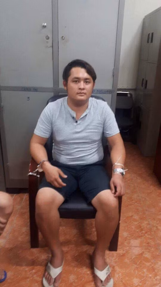 Tại cơ quan Công an, lúc đầu Hoài không chịu thừa nhận hành vi phạm tội của mình. Chỉ khi các điều tra viên đưa ra hình ảnh từ camera an ninh ghi lại, kết hợp nhiều tài liệu, dấu vết khác thu thập từ hiện trường vụ án thì Hoài mới chịu cúi đầu nhận tội. 