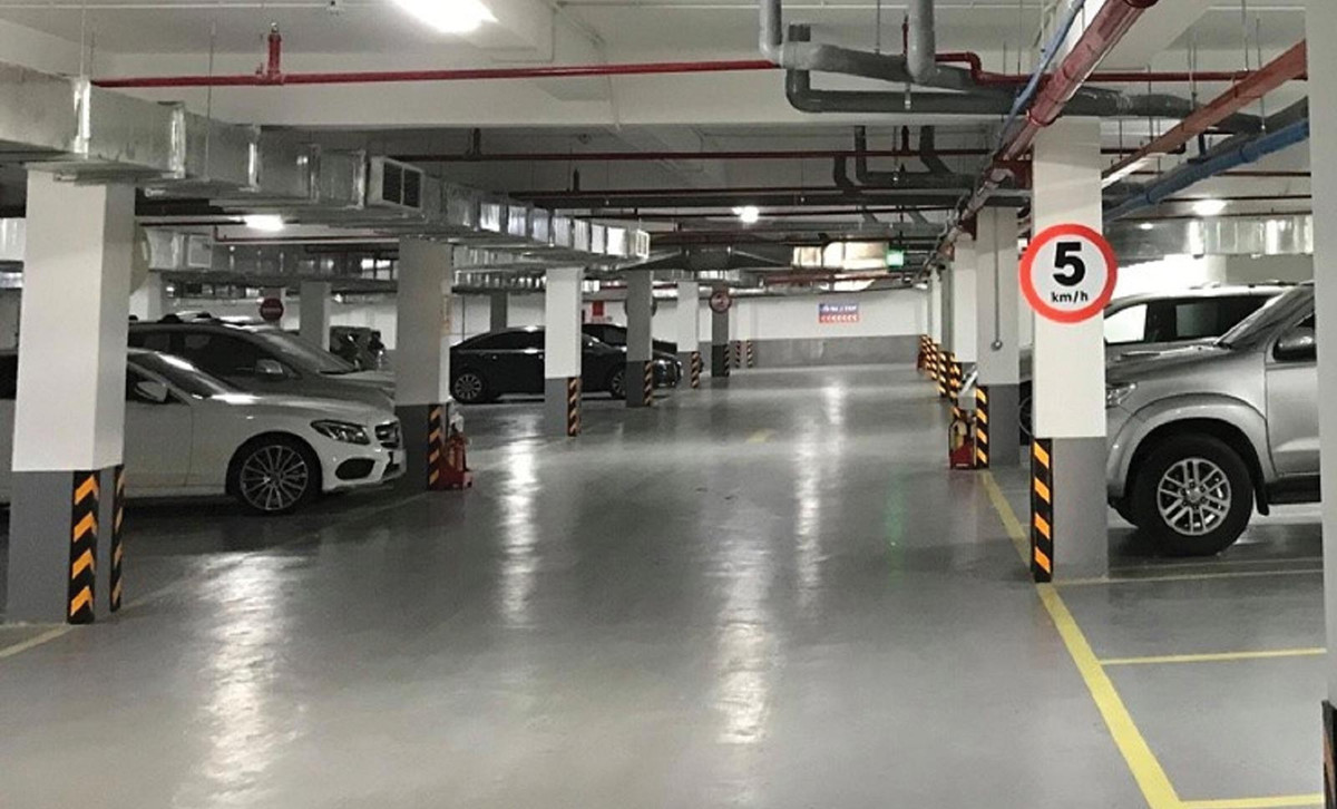 Quá sốt ruột, gia đình đã đến Công an phường Ngọc Lâm (Long Biên, Hà Nội) trình báo. Qua camera giám sát, công an phát hiện thời điểm sáng 12/4, chị Q bắt đầu ra khỏi nhà. Tại khu vực thang máy lúc này xuất hiện một người đàn ông lạ, đeo khẩu trang kín mít, chỉ hở đôi mắt. Điều đáng chú ý là dường như người này cố ý bấm thang máy rồi đợi chị Q bước vào. Suốt quá trình trong thang, đối tượng luôn lảng tránh ánh mắt nhìn của chị Q. Khi tới tầng hầm, người đàn ông này cũng bước đi theo phía sau. Tại khu vực này, camera không được lắp đặt nên đã mất dấu. (Ảnh minh họa, nguồn Internet)