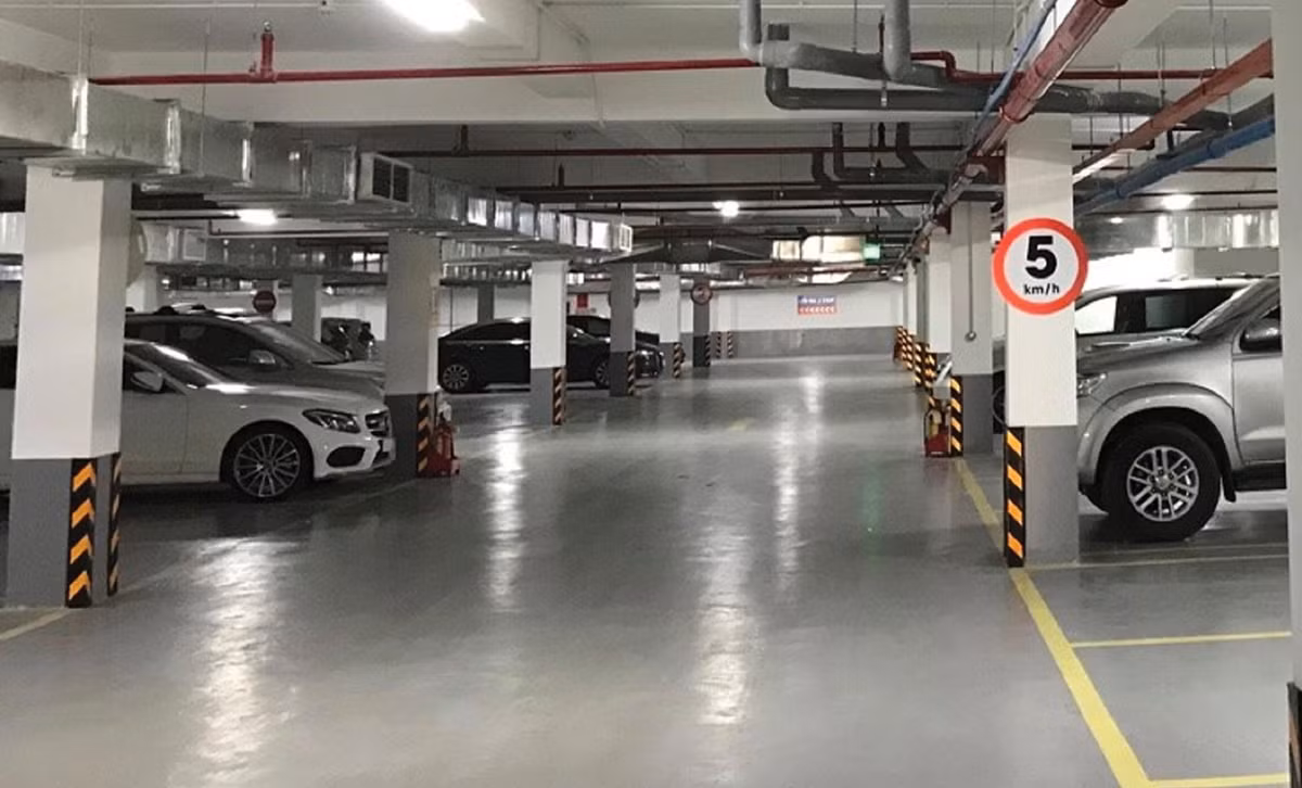 Quá sốt ruột, gia đình đã đến Công an phường Ngọc Lâm (Long Biên, Hà Nội) trình báo. Qua camera giám sát, công an phát hiện thời điểm sáng 12/4, chị Q bắt đầu ra khỏi nhà. Tại khu vực thang máy lúc này xuất hiện một người đàn ông lạ, đeo khẩu trang kín mít, chỉ hở đôi mắt. Điều đáng chú ý là dường như người này cố ý bấm thang máy rồi đợi chị Q bước vào. Suốt quá trình trong thang, đối tượng luôn lảng tránh ánh mắt nhìn của chị Q. Khi tới tầng hầm, người đàn ông này cũng bước đi theo phía sau. Tại khu vực này, camera không được lắp đặt nên đã mất dấu. (Ảnh minh họa, nguồn Internet)