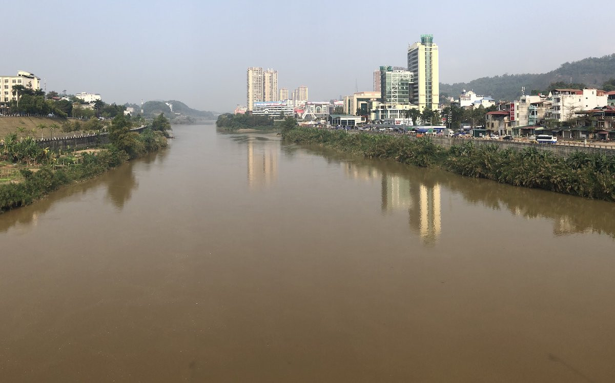 Hùng khai, biết khó thoát nên gã bắt xe về quê với ý định tạm biệt mẹ rồi bỏ trốn. Chiếc điện thoại lấy được từ chị Q, Hùng vứt xuống sông trên đường di chuyển. Dù đã chuẩn bị tinh thần và "phương án" để "đi thật xa", thế nhưng chưa kịp thực hiện, Hùng đã bị Công an quận Long Biên và Công an Hà Nội phát hiện, bắt giữ. Với tội ác không thể dung thứ ấy, rồi đây Hùng chắc chắn sẽ phải chịu sự trừng phạt nghiêm khắc của pháp luật. (Ảnh minh họa, nguồn Internet) 