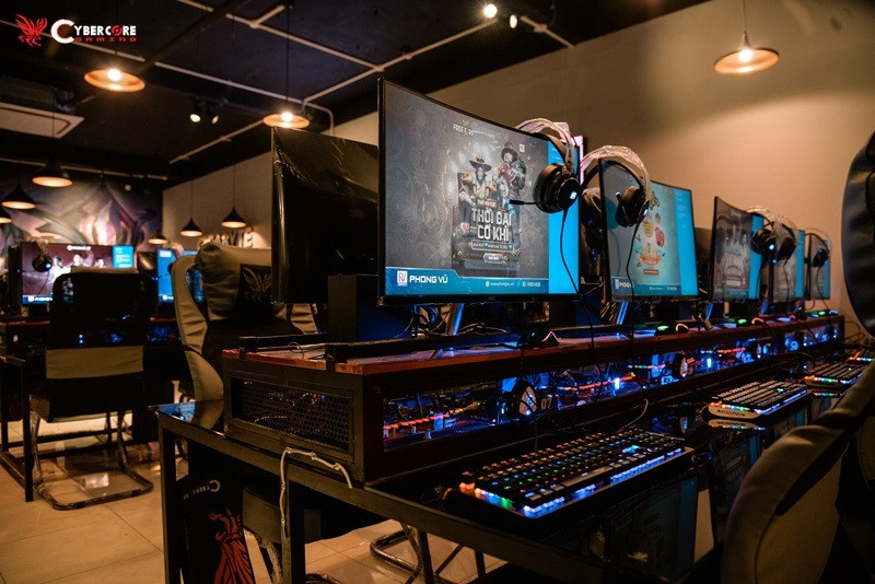 Tiếp tục truy xét, các trinh sát Công an quận Long Biên và Công an Hà Nội phát hiện sau khi để xe cùng thi thể chị Q ở lại tòa nhà M, gã đàn ông kia đi bộ ra đường, vào một cửa hàng và nạp tiền vào tài khoản games. Qua dữ liệu camera công an nhìn thấy nghi phạm sử dụng 2 điện thoại. Theo thông tin thu thập được từ quán game, ngày 12/4 gã đàn ông ấy đã tới quán khoảng 2 giờ. Chủ quán cho biết, người đàn ông này tên Hùng, nhà ở tỉnh Hà Nam, thường xuyên qua lại quán để chơi game. (Ảnh minh họa, nguồn Internet) 