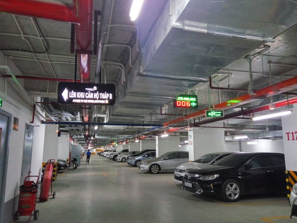 Đến thời điểm này, bước đầu Công an quận Long Biên đã nhận định được việc chị Q mất tích nhiều khả năng có liên quan đến người đàn ông lạ mặt nói trên. Manh mối duy nhất là phải tìm bằng được chiếc xe ô tô. Sau khi thu thập hàng trăm clip camera dọc các cung đường từ nhà chị Q đi, công an phát hiện khi rời khỏi nơi ở, xe chị Q chạy về hướng Đông Anh và ở lại đó khoảng hơn 1 giờ. Tiếp đó, chiếc xe quay lại địa bàn quận Long Biên đi vào hầm gửi xe một tòa nhà khác cách nơi chị Q ở tầm 2km. Đến đây, chiếc xe đã không xuất hiện ngoài đường nữa. (Ảnh minh họa, nguồn Internet) 