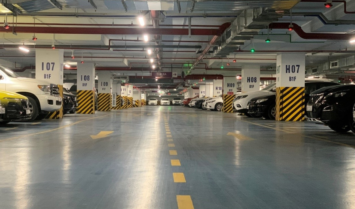 Xác minh tại hầm gửi xe, các trinh sát biết khu vực xe chị Q đỗ khá tối, buổi sáng thường vắng vẻ. Tuy nhiên, có một điểm bất thường là kể từ khi chị Q vào xe đến khi chiếc xe đó ra khỏi hầm là khoảng thời gian khá dài, không loại trừ khả năng đã có chuyện gì đó xảy ra ở mốc thời gian ấy. Tại cửa ra hầm xe, công an thu được hình ảnh camera ghi lại chiếc xe chị Q rời đi. Dù kính được dán mờ nhưng vẫn nhận ra người điều khiển xe ô tô ấy là đàn ông, không rõ mặt. (Ảnh minh họa, nguồn Internet)