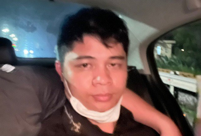 Các dấu vân tay để lại trên xe chị Q trùng với người tên Nguyễn Việt Hùng (SN 1986, trú tại TP Phủ Lý, Hà Nam). Tại nhà Hùng ở Hà Nam, các trinh sát được biết anh ta đã bỏ đi từ lâu. Tiếp tục rà soát, đến chiều 16/4/2023 Công an quận Long Biên và Công an Hà Nội phát hiện Hùng đang đi lang thang tại khu vực đường tàu gần quốc lộ 1A (Phủ Lý, Hà Nam). Ngay lập tức Hùng bị bắt giữ. 