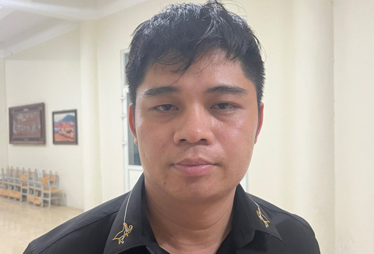 Đối diện với các điều tra viên, Hùng chẳng thể chối cãi, gã khai nhận toàn bộ hành vi phạm tội của mình. Vốn là kẻ ham chơi, lười lao động, Hùng luôn ở trong tình trạng hết tiền. Do bí bách, gã đã nảy sinh ý định đi cướp tài sản. Hùng có quen biết chị Q từ trước, biết nơi ở và thói quen sinh hoạt của người phụ nữ này. Hùng cũng biết chị Q có điều kiện kinh tế nên đã chọn người quen cũ làm "con mồi". 