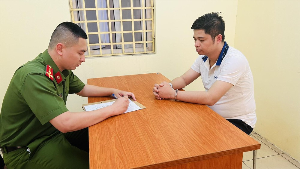 Sáng 12/4/2023, Hùng tìm đến tòa nhà chị Q tại quận Long Biên, gã đeo khẩu trang kín mít nhằm tránh bị phát hiện. Hùng đợi chị Q ở cửa thang máy rồi khi phát hiện nạn nhân tới, gã cố tình bấm thang máy trước để chờ chị Q đi vào. Trong thang máy, Hùng luôn lảng tránh, quay mặt đi nơi khác. Tới tầng hầm, chị Q đi ra trước, Hùng lặng lẽ bám theo. Khi gần tới nơi chị Q để xe, thấy hầm vắng vẻ, ánh sáng yếu, Hùng bất ngờ lao tới dùng tay siết cổ chị Q từ phía sau.