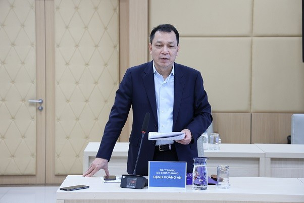 Trước khi được bổ nhiệm Thứ trưởng Công Thương, ông Đặng Hoàng An đã trải qua nhiều vị trí công tác và đảm nhận các chức trách lãnh đạo quản lý trong ngành Điện lực (Phó Giám đốc Trung tâm Điều độ Hệ thống điện Quốc gia từ 1993 đến 2004). 