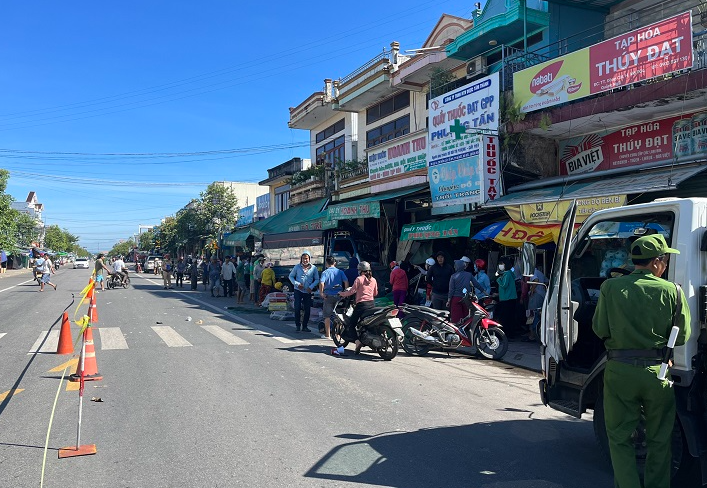  Xe tải bất ngờ lao lên vỉa hè tông chết 2 người: Chiều 21/7, tại quốc lộ 1 (đoạn qua chợ Đồng Cát, huyện Mộ Đức, Quảng Ngãi) xảy ra vụ tai nạn giao thông, chiếc xe tải 95C 006... chạy trên quốc lộ 1 bất ngờ mất lái lao lên vỉa hè đâm vào nhà dân, tông chết 2 người, 1 người bị thương. Hai nạn nhân tử vong là bà C. (78 tuổi) và bà N. (40 tuổi, cùng ngụ thị trấn Mộ Đức). Thời điểm xảy ra tai nạn, bà C. đang ngồi trên vỉa hè, còn bà N. đứng gần lề đường không kịp né tránh khi chiếc xe bất ngờ từ lòng đường lao thẳng vào nhà dân. 