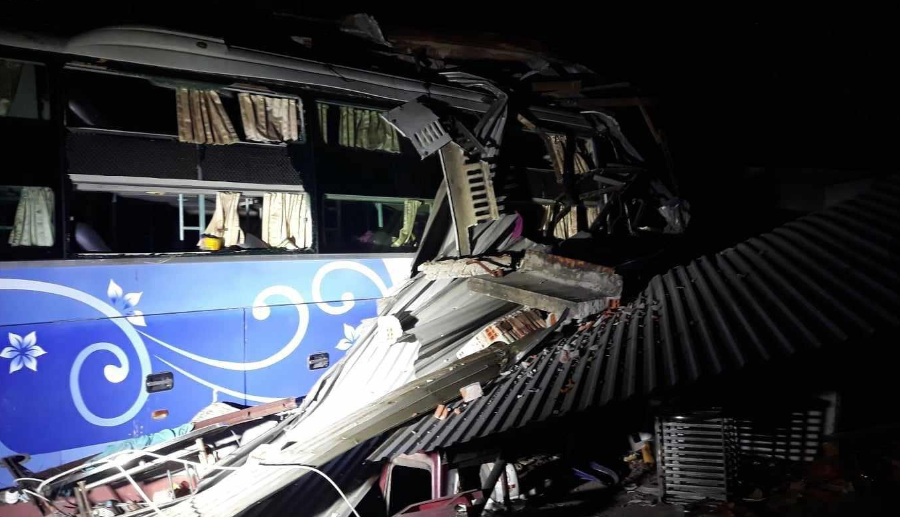  Xe khách đâm vào nhà dân trong đêm, 4 người thương vong: Đêm 25/6, tại khu phố Chí Đức, thị trấn Chí Thạnh, huyện Tuy An, Phú Yên. ô tô khách BKS 75B - ...do tài xế Võ Trọng D. (SN 1976, trú Thừa Thiên Huế) bất ngờ lao vào nhà bà Nguyễn Thị Phương. Cú tông mạnh khiến phần mặt tiền căn nhà bị sập hoàn toàn. Chiếc xe bị biến dạng phần đầu, tài xế kẹt trong cabin, hành khách hoảng loạn. Lực lượng chức năng đã đến cứu hộ, cứu nạn, đưa tài xế Võ Trọng D. ra khỏi cabin, đến bệnh viện cấp cứu, nhưng do vết thương quá nặng, tài xế D. đã tử vong. Cùng với đó, 3 hành khách bị thương.